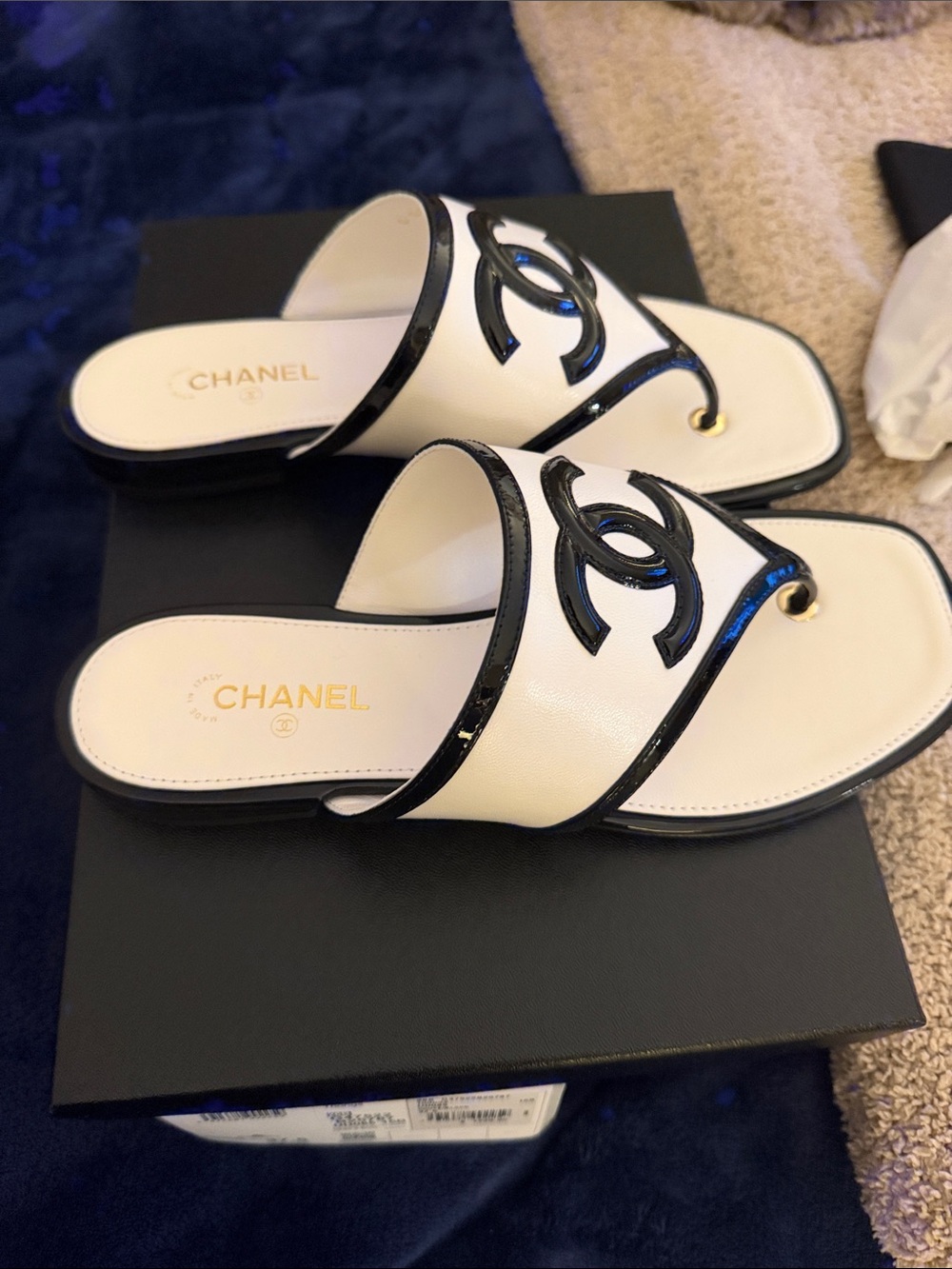 CHANEL White Leather Thong Sandals with Black Patent CC Logo - Picture 4 of 6